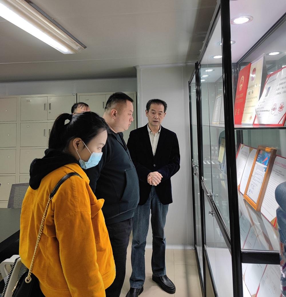贵州医科大学科创处领导何明辉来细胞库考察