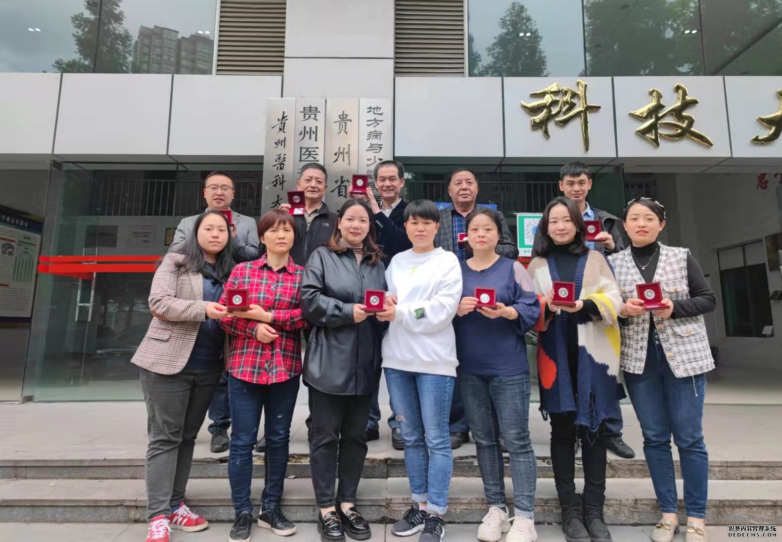 感谢付出——汉氏集团为老员工发放定制纪念币